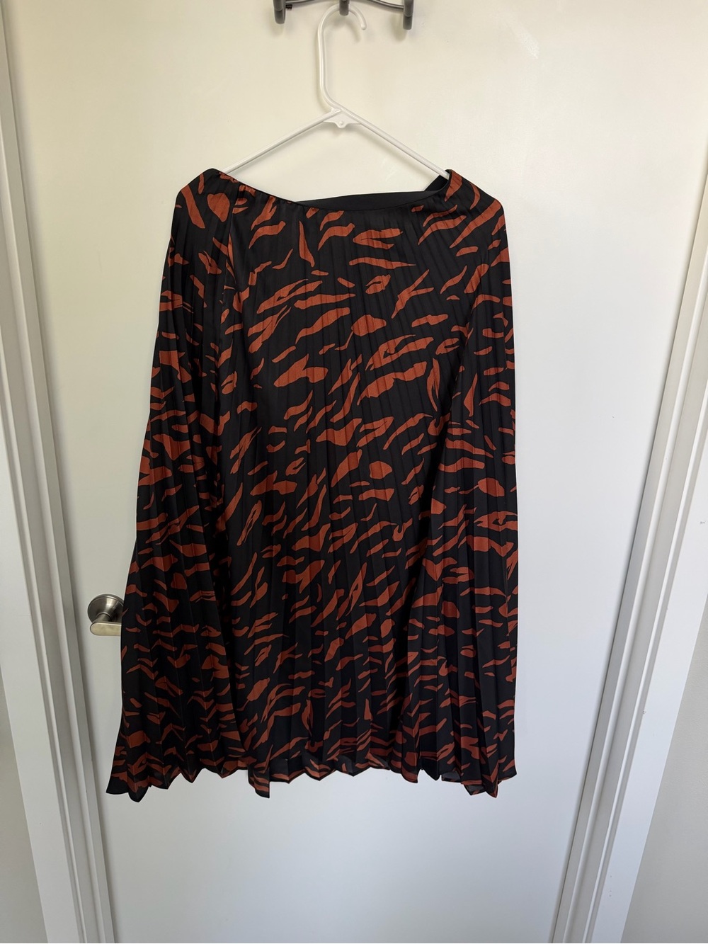 Tahari Black & Rust Patterned Pleated Midi Skirt